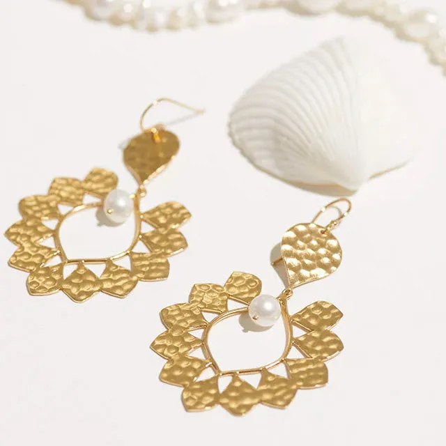 Nicole Fendel - Cierre Earring in Gold & Freashwater Pearl