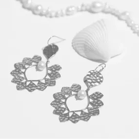 Nicole Fendel - Cierre Earring in Silver & Freshwater Pearl
